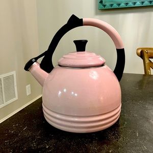 Le Creuset Enamel On Steel Oolong Tea Kettle, 1.6 Qt. Chiffon Pink!